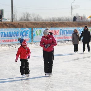 В Красноярске открылся самый большой каток. Посетители уже жалуются на гигантские очереди