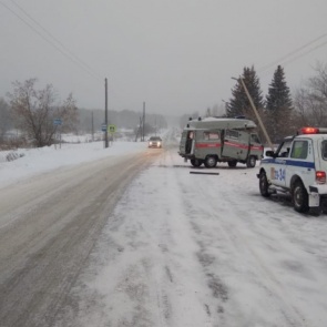Фура протаранила поворачивающий автомобиль скорой и влетела в дом. Есть погибший