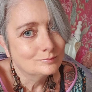 Женщина решилась на липосакцию и осталась с «обглоданными» ногами