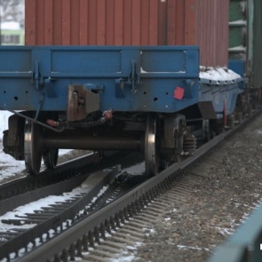 Двое мужчин лишились жизни, попав под приближающийся поезд