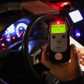 «Зацепился за зеркало»: автоледи протащила инспектора ГИБДД несколько сотен метров за своей машиной