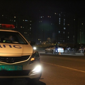 «Зажала руку и проехала 300 метров»: все подробности о девушке, протащившей инспектора на машине