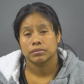 Мать продала ребенка незнакомцам перед зданием начальной школы