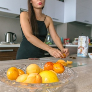 Не плюй в тарелку! Какие фрукты можно и нужно есть с косточками