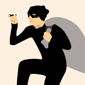 Житель Канска инсценировал свой переезд и попросил друзей вынести всю технику из чужой квартиры