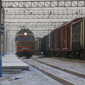 В Лесосибирске реанимация застряла у ж/д переезда из-за стоявшего там поезда