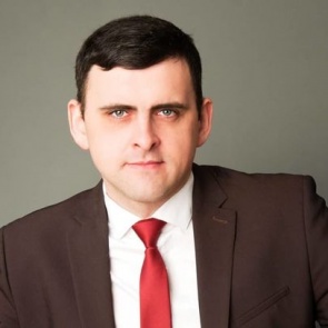 В Хакасии чиновник спасал щенка на дороге и попал под машину