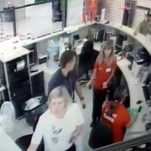 Покупатель расстроился из-за непрошедшей скидки и вернулся в гипермаркет с гранатой