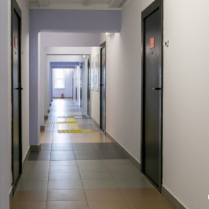 Первокурсника СФУ нашли повешенным в общежитии