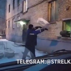 Работника «Почты России» застали за швырянием посылок у отделения