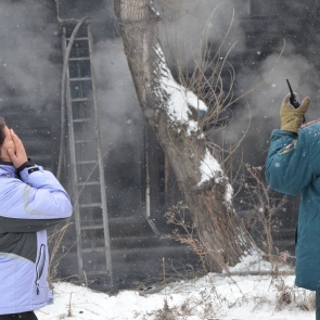 «Развел костер в зале»: в Лесосибирске одинокий старик погиб во время пожара в квартире