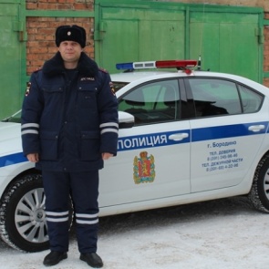 Водитель без прав подсунул 5 тысяч в шапку инспектору и был пойман