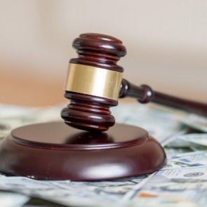 Жительница Красноярского края отсудила 160 тысяч у начальника за нечестные условия работы во время беременности