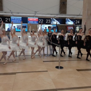 Балерины исполнили фрагмент «Лебединого озера» в красноярском аэропорту