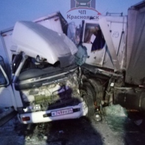 Под Ачинском две фуры столкнулись практически лоб в лоб. Очевидцы сообщают о погибшем