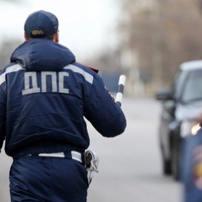 Перед Новым годом ДПС будет искать ёлки в машинах у красноярских водителей