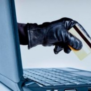 В Железногорске внимательные сотрудницы банка не позволили пенсионерке отдать 100 тысяч мошенникам