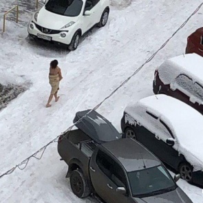 «Муж угрожал ножом»: соседка рассказала подробности о побеге голой девушки с младенцем на улицу