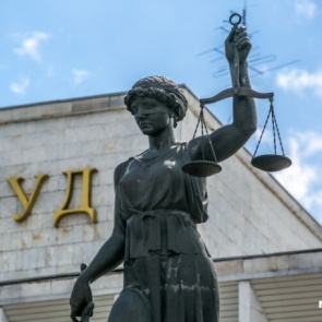 Работница банка взяла ипотеку на женщину и присвоила 1,5 миллиона