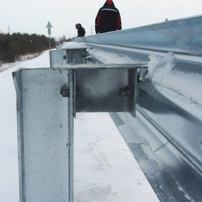 В Красноярском крае установили отрывающиеся при ДТП отбойники