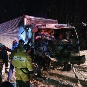 В Красноярском крае столкнулись две фуры. Водителя одной зажало в кабине