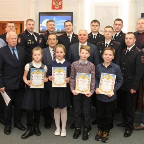 Полицейский залез на осветительную вышку стадиона для спасения женщины. Получил премию «Поступок года»