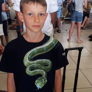 Ребенка заставили раздеться перед посадкой в самолет из-за рисунка на футболке