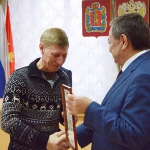 Мэр города Илай Ахметов лично поблагодарил ачинца Андрея Ржевского за спасение ребенка