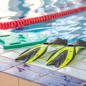 «Пришивали 2 часа»: медики рассказали, как оперировали девочку, которой оторвало палец в бассейне