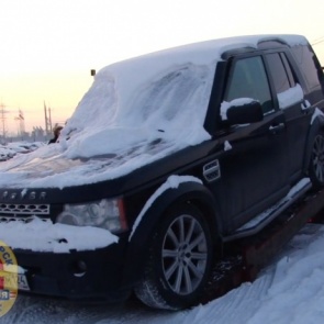 Угнанный в Москве Land Rover обнаружили при постановке на учет в Красноярск
