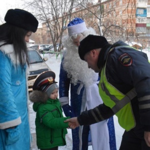 В Иланском 5-летний мальчик написал деду Морозу, что хочет стать полицейским. К нему приехали инспекторы ГИБДД