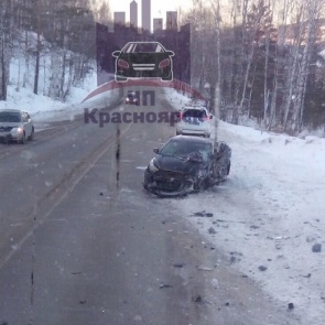 На дивногорской трассе лоб в лоб столкнулись две иномарки