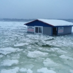 Спасатели два дня работали «паромщиками» в подтопленном поселке Енисейского района