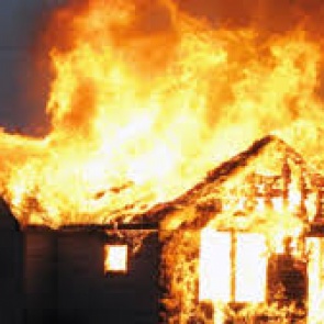 В Хакасии женщина сумела выбраться из горящего дома. Отец и муж погибли в пожаре