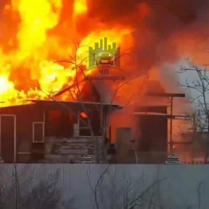 Пожарные тушат загоревшийся дом на Транзитной