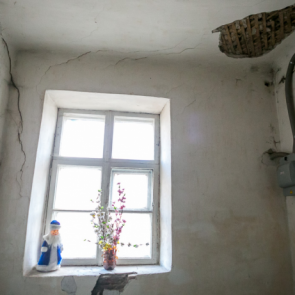 Нуждающуюся семью заселили в квартиру без радиаторов и с лопнувшими стеклами в рамах