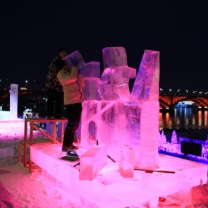 Из глыб снега и льда на набережной начали делать скульптуры