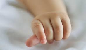 В Туве двухлетний ребенок обморозил пальцы во время прогулки без взрослых