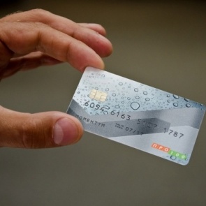 Житель Красноярского края взял у знакомой телефон позвонить и перевел себе 60 тысяч рублей