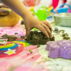 Ребенок в детсаду упал на угол скамейки и попал на стол к хирургам