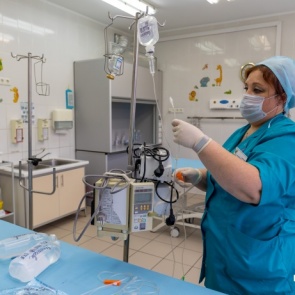 Врач попросила маму больного ребёнка ввести препарат, вызывающий побочки, чтобы их зафиксировать