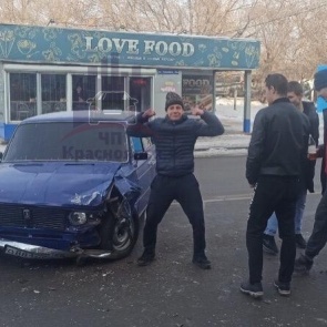 «Веселые» подростки без прав на ВАЗ подбили Duster и устроили фотосессию на их фоне