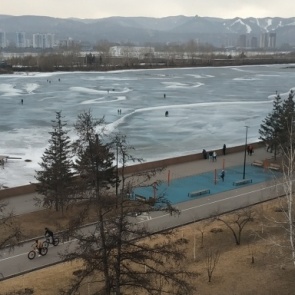 Дети устроили игры на тонком льду Енисея