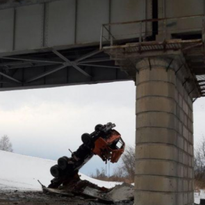 С моста под Ачинском рухнул КАМАЗ. Есть погибший