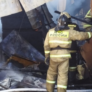 В пожаре под Красноярском погибли двое детей: их мать была в гостях