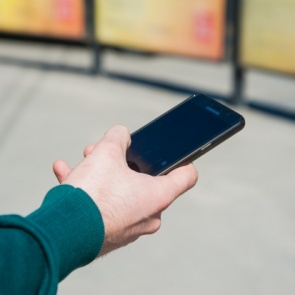 Новосибирского телефонного мошенника задержали за обман 13 пенсионеров из Канска