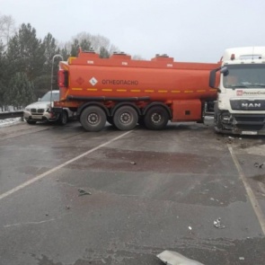 Водитель «Нивы» выехал на встречку и собрал на трассе ДТП с участием трех легковых и бензовоза