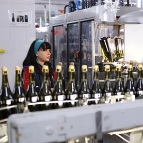 Россиянам раскрыли опасность бокала вина за ужином