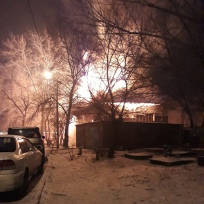 Ночью в серьезном пожаре выгорело бесхозное здание судебных приставов