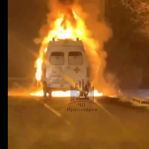 В Красноярске сгорел автомобиль скорой помощи
